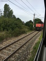 ÖBB 1064 008-4 mit Güterzug kurz nach dem Bahnhof Strasshof in Richtung Wien.